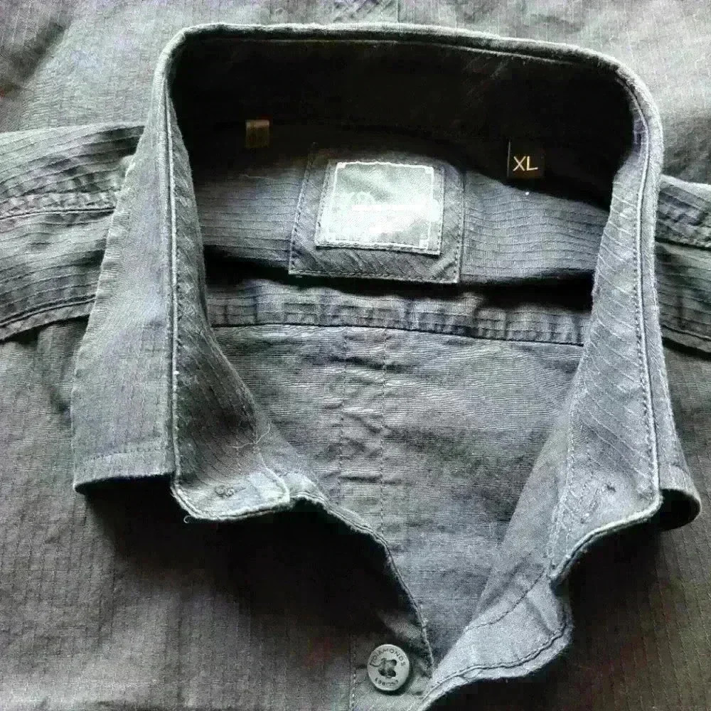 7 DIAMONDS MEN'S FITTED BLACK BUTTON-DOWN SHIRT. SIZE XL.